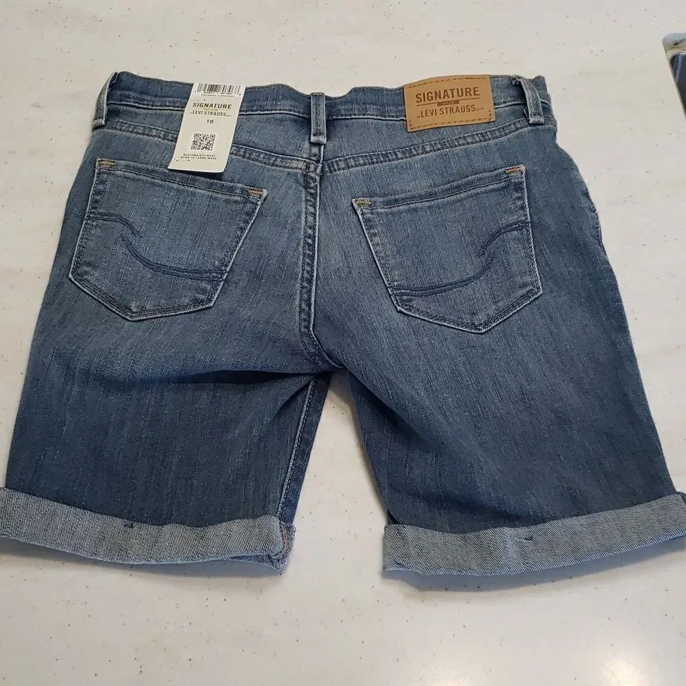 NWT Girls Signature Levi's GOLD Cuffed Bermuda Shorts Sz 10